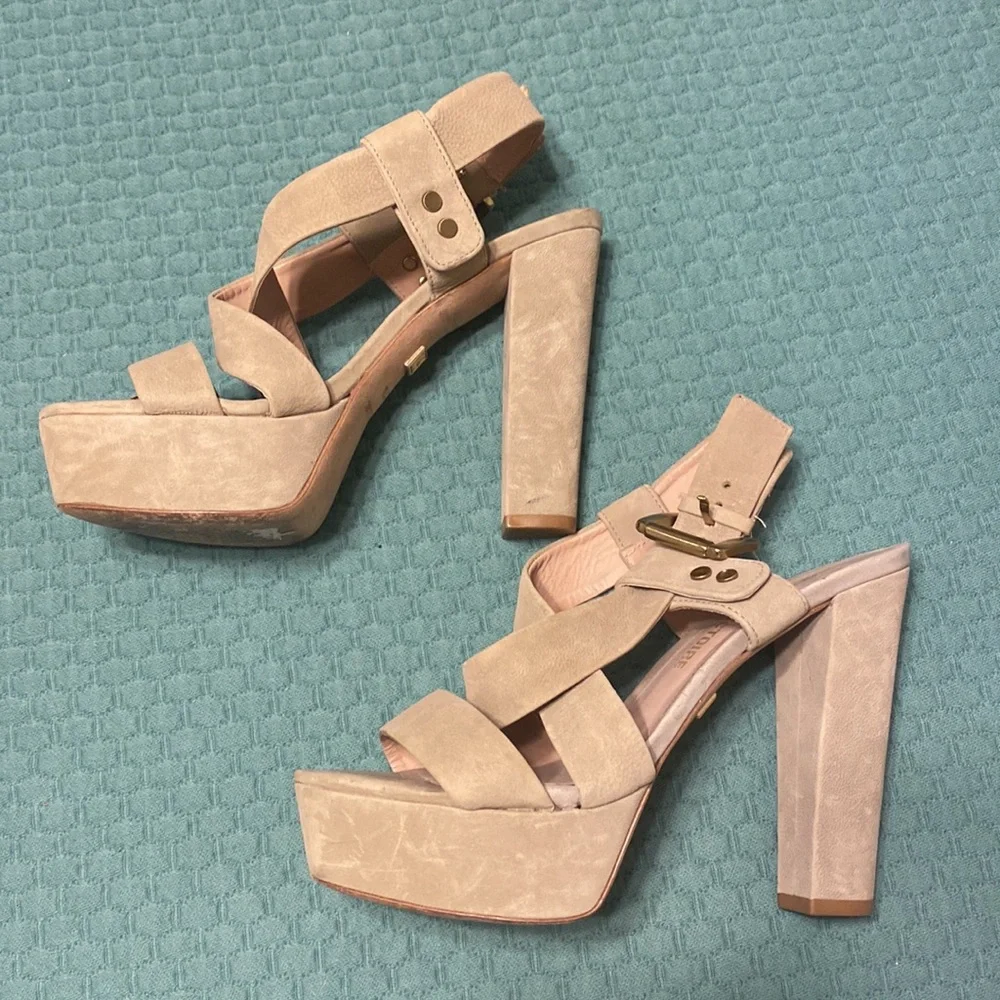 Pour La Victoire Nealla Nubuck Leather Platform Heel